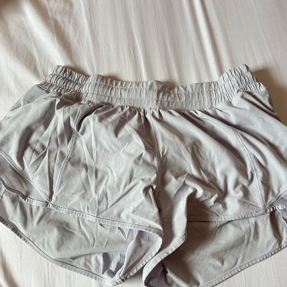 lululemon hotty hot shorts 2.5 in serene blue - Picture 2 of 2